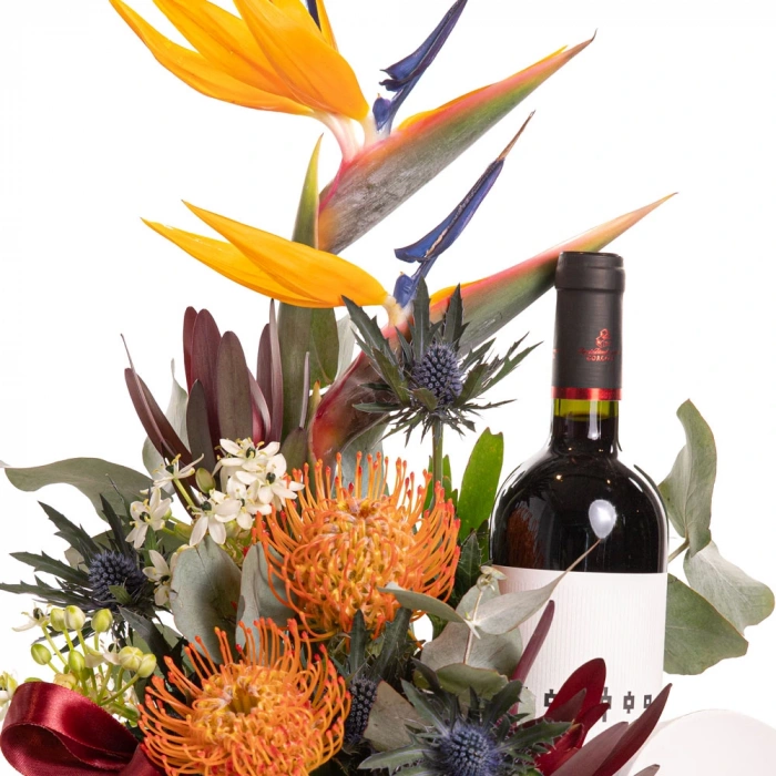 Detaliu de aproape cu florile din Aranjament flori exotice, varianta Standard, compus din 1 sticla de vin Feteasca Neagra Corcova, 2 flori de strelitzia, 2 flori de leucospermum, 2 flori de ornitogalum, 2 crengute de leucadendron, 1 floare de eryngium si 2 crengute de eucalipt.