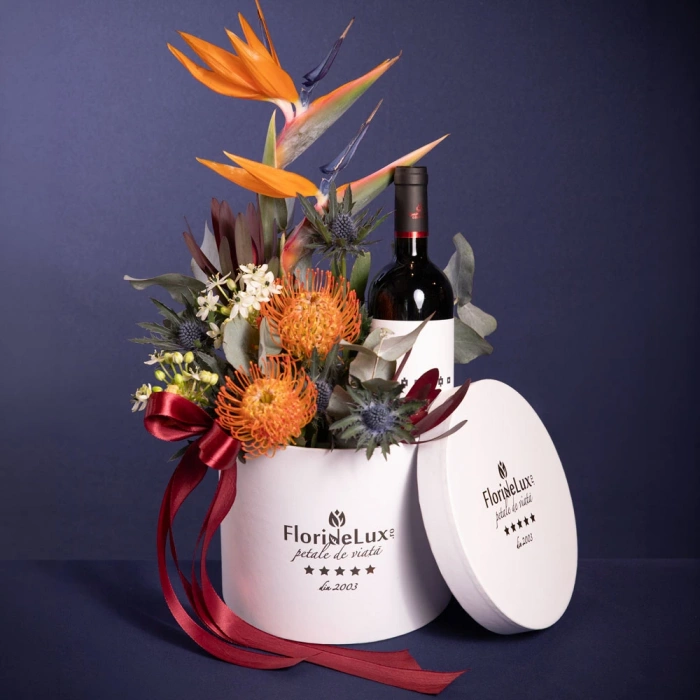 Perspectiva cu florile din Aranjament flori exotice, varianta Standard, compus din 1 sticla de vin Feteasca Neagra Corcova, 2 flori de strelitzia, 2 flori de leucospermum, 2 flori de ornitogalum, 2 crengute de leucadendron, 1 floare de eryngium si 2 crengute de eucalipt.