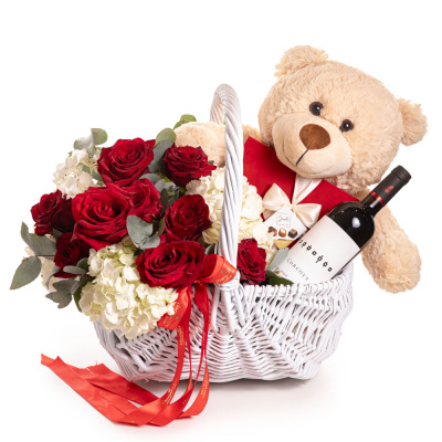 Vedere de ansamblu a produsului Cos cadou Luxury Gifts&Treats, varianta Standard, compus din 3 hortensii albe, 11 trandafiri rosii si 6 crengute de eucalipt