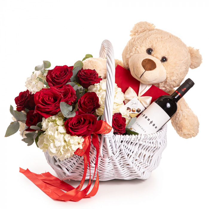 Vedere de ansamblu a produsului Cos cadou Luxury Gifts&Treats, varianta Standard, compus din 3 hortensii albe, 11 trandafiri rosii si 6 crengute de eucalipt