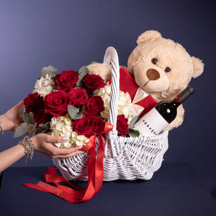 Perspectiva cu florile din Cos cadou Luxury Gifts&Treats, varianta Standard, compus din 3 hortensii albe, 11 trandafiri rosii si 6 crengute de eucalipt