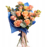 Vedere de ansamblu a produsului Buchet cu flori portocalii, varianta Premium, compus din 9 trandafiri portocalii, 2 flori de lisianthus somon si 4 crengute de eucalipt
