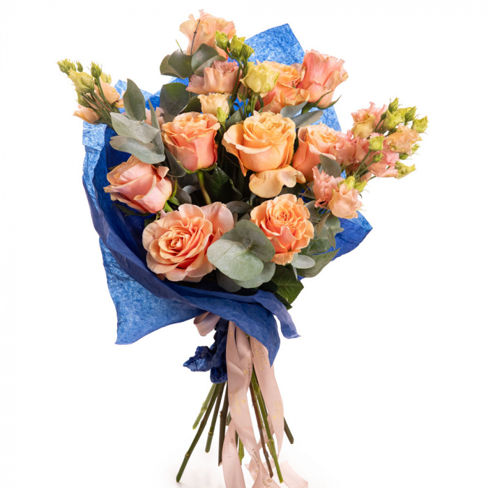 Vedere de ansamblu a produsului Buchet cu flori portocalii, varianta Premium, compus din 9 trandafiri portocalii, 2 flori de lisianthus somon si 4 crengute de eucalipt