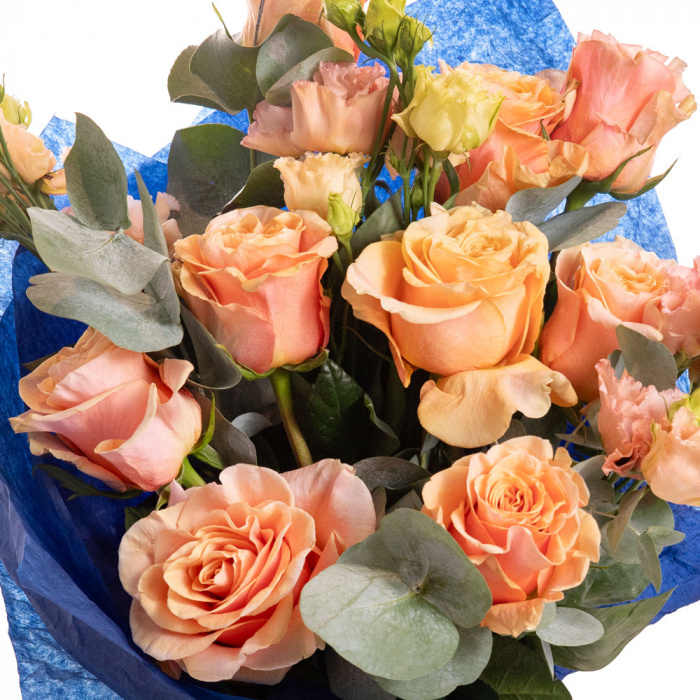 Detaliu de aproape cu florile din Buchet cu flori portocalii, varianta Premium, compus din 9 trandafiri portocalii, 2 flori de lisianthus somon si 4 crengute de eucalipt