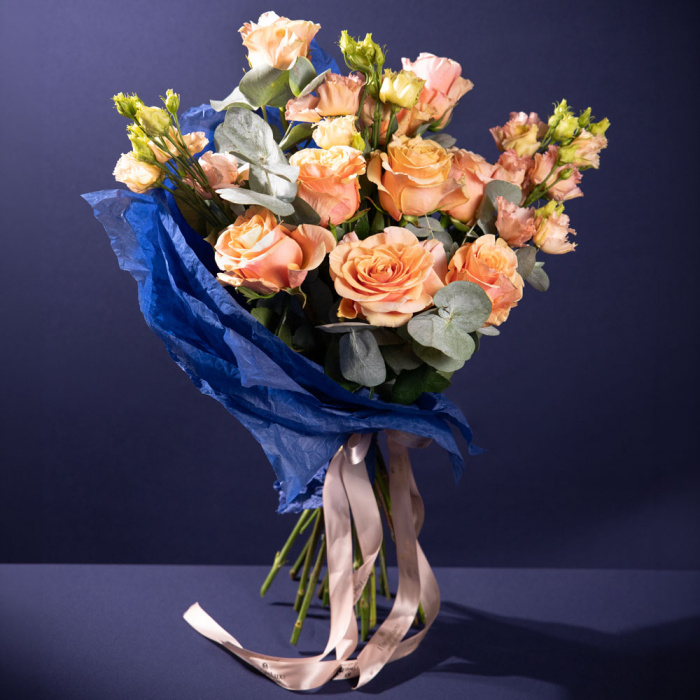 Proportia si dimensiunea pentru Buchet cu flori portocalii, varianta Premium, compus din 9 trandafiri portocalii, 2 flori de lisianthus somon si 4 crengute de eucalipt