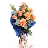 Vedere de ansamblu a produsului Buchet cu flori portocalii, varianta Deluxe, compus din 7 trandafiri portocalii, 2 flori de lisianthus somon si 3 crengute de eucalipt