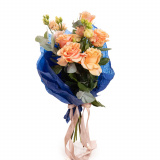 Vedere de ansamblu a produsului Buchet cu flori portocalii, varianta Standard, compus din 5 trandafiri portocalii, 2 flori de lisianthus somon si 3 crengute de eucalipt