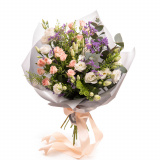 Buchet cu lisianthus, trandafiri si limonium, varianta Standard, compusa din 3 fire de lisianthus alb, 2 crengute de limonium mic, 2 crengute de lepidium, 2 trandafiri ramificati roz, 1 crenguta de eucalipt
