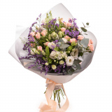 Buchet cu lisianthus, trandafiri si limonium, varianta Deluxe, compusa din 4 fire de lisianthus alb, 3 crengute de limonium mic, 2 crengute de lepidium, 3 trandafiri ramificati roz, 1 crenguta de eucalipt