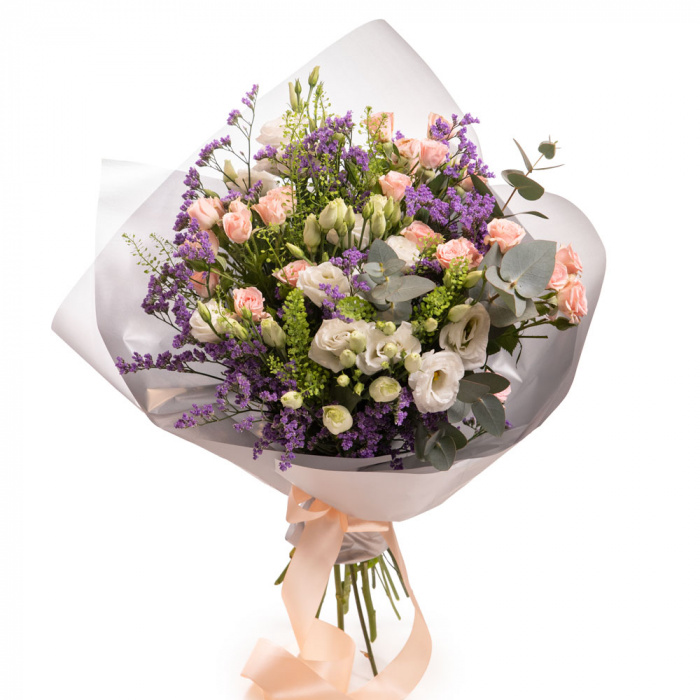Buchet cu lisianthus, trandafiri si limonium, varianta Deluxe, compusa din 4 fire de lisianthus alb, 3 crengute de limonium mic, 2 crengute de lepidium, 3 trandafiri ramificati roz, 1 crenguta de eucalipt