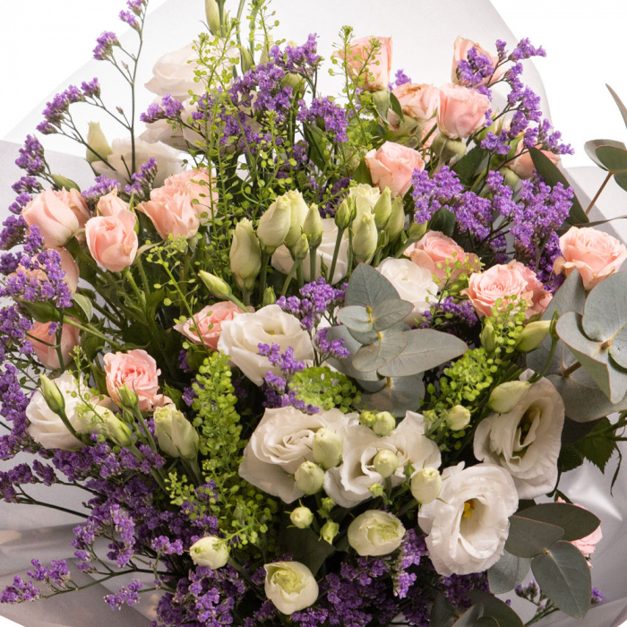 Detaliu de aproape cu florile din Buchet cu lisianthus, trandafiri si limonium, varianta Deluxe, compusa din 4 fire de lisianthus alb, 3 crengute de limonium mic, 2 crengute de lepidium, 3 trandafiri ramificati roz, 1 crenguta de eucalipt