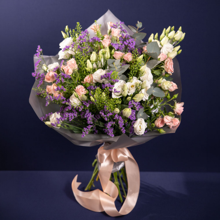 Proportia si dimensiunea pentru Buchet cu lisianthus, trandafiri si limonium, varianta Premium, compusa din 4 fire de lisianthus alb, 2 crengute de limonium mic, 2 crengute de lepidium, 3 trandafiri ramificati roz, 1 crenguta de eucalipt-dimensiune_reala