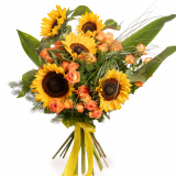Vedere de ansamblu a produsului Buchet cu floarea-soarelui Orange Summer, varianta Premium, compusa din 5 flori de floarea-soarelui, 3 crengute de asparagus umbelatus, 10 fire de beargrass, 5 frunze de aspidistra, 5 trandafiri ramificati portocalii
