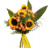 Vedere de ansamblu a produsului Buchet cu floarea-soarelui Orange Summer, varianta Deluxe, compusa din 4 flori de floarea-soarelui, 3 crengute de asparagus umbelatus, 10 fire de beargrass, 4 frunze de aspidistra, 4 trandafiri ramificati portocalii