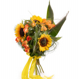 Vedere de ansamblu a produsului Buchet cu floarea-soarelui Orange Summer, varianta Standard, compusa din 3 flori de floarea-soarelui, 3 crengute de asparagus umbelatus, 10 fire de beargrass, 3 frunze de aspidistra, 3 trandafiri ramificati portocalii