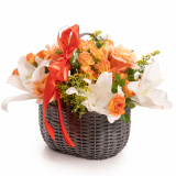 Vedere de ansamblu a produsului Cos minirosa si crini, varianta Deluxe, compusa din 1 crin oriental alb, 3 trandafiri ramificati portocalii, 1 solidago, 2 asparagus umbelatus si 3 trandafiri portocalii
