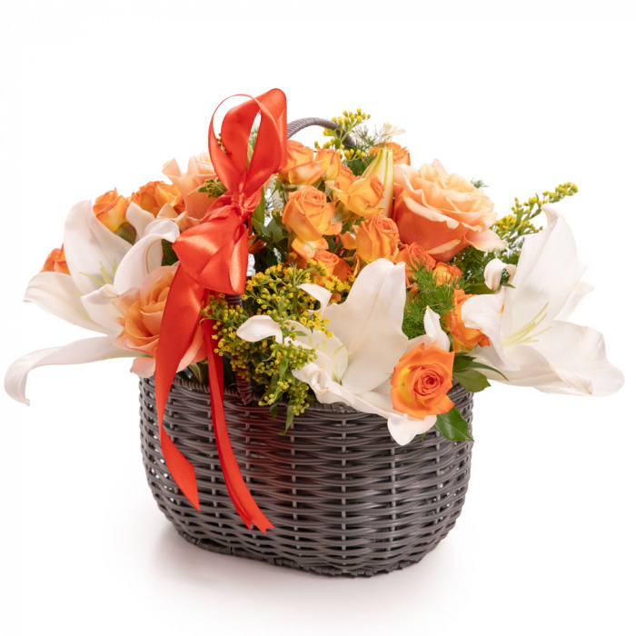 Vedere de ansamblu a produsului Cos minirosa si crini, varianta Deluxe, compusa din 1 crin oriental alb, 3 trandafiri ramificati portocalii, 1 solidago, 2 asparagus umbelatus si 3 trandafiri portocalii
