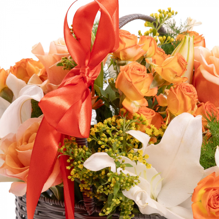 Detaliu de aproape cu florile din Cos minirosa si crini, varianta Deluxe, compusa din 1 crin oriental alb, 3 trandafiri ramificati portocalii, 1 solidago, 2 asparagus umbelatus si 3 trandafiri portocalii