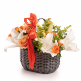 Vedere de ansamblu a produsului Cos minirosa si crini, varianta Standard, compusa din 1 crin oriental alb, 2 trandafiri ramificati portocalii, 1 solidago, 2 asparagus umbelatus si 2 trandafiri portocalii