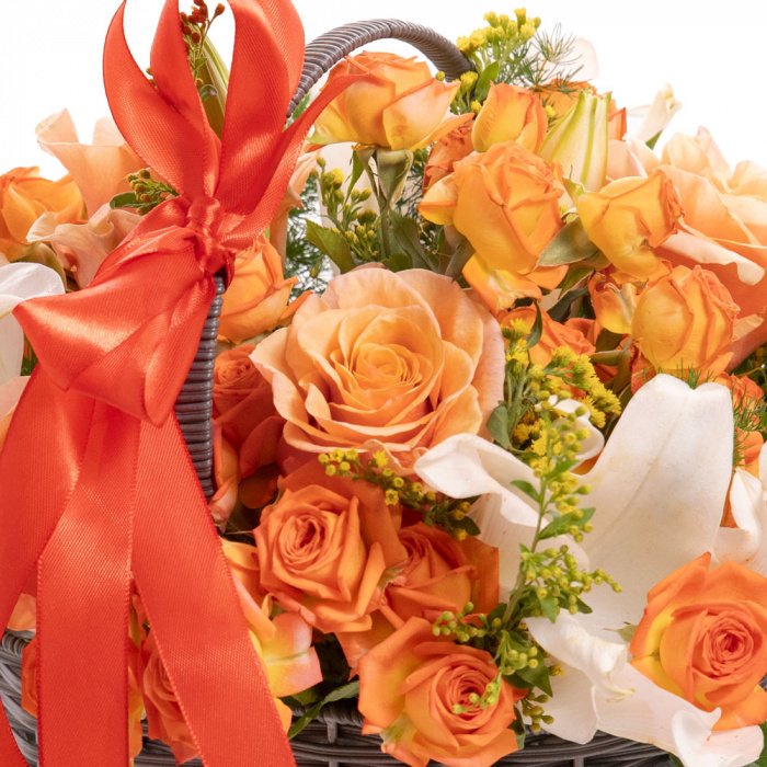 Detaliu de aproape cu florile din Cos minirosa si crini, varianta Premium, compusa din 1 crin oriental alb, 4 trandafiri ramificati portocalii, 1 solidago, 2 asparagus umbelatus si 4 trandafiri portocalii