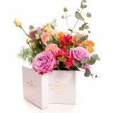 Vedere de ansamblu a produsului Cutie cu flori colorate, varianta Standard, compusa din 3 trandafiri mov, 1 asparagus umbelatus, 1 crenguta de eucalipt, 1 trandafir ramificat portocaliu, 2 frezii cyclam si 1 lisianthus somon