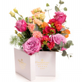 Vedere de ansamblu a produsului Cutie cu flori colorate, varianta Premium, compusa din 5 trandafiri mov, 1 asparagus umbelatus, 1 crenguta de eucalipt, 1 trandafir ramificat portocaliu, 3 frezii cyclam si 2 lisianthus somon