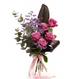 Vedere de ansamblu a produsului Buchet cu trandafiri Purple Dream, varianta Standard, compus/a din 5 trandafiri mov, 2 frunze de cordiline, 2 fire de limonium, 3 crengute de eucalipt
