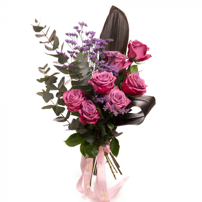 Vedere de ansamblu a produsului Buchet cu trandafiri Purple Dream, varianta Deluxe, compus/a din 7 trandafiri mov, 2 frunze de cordiline, 2 fire de limonium, 3 crengute de eucalipt