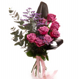 Vedere de ansamblu a produsului Buchet cu trandafiri Purple Dream, varianta Premium, compus/a din 9 trandafiri mov, 2 frunze de cordiline, 2 fire de limonium, 3 crengute de eucalipt