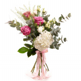 Vedere de ansamblu a produsului Buchet cu lisianthus si trandafiri 'Purple Shades', varianta Standard, compusa din 3 crengute de eucalipt, 1 fir de lepidium, 3 trandafiri mov, 2 fire de lisianthus alb, o hortensie alba