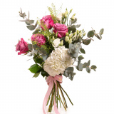 Vedere de ansamblu a produsului Buchet cu lisianthus si trandafiri 'Purple Shades', varianta Deluxe, compusa din 3 crengute de eucalipt, 1 fir de lepidium, 5 trandafiri mov, 2 fire de lisianthus alb, o hortensie alba