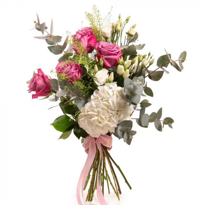Vedere de ansamblu a produsului Buchet cu lisianthus si trandafiri 'Purple Shades', varianta Deluxe, compusa din 3 crengute de eucalipt, 1 fir de lepidium, 5 trandafiri mov, 2 fire de lisianthus alb, o hortensie alba