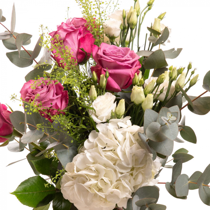 Detaliu de aproape cu florile din Buchet cu lisianthus si trandafiri 'Purple Shades', varianta Deluxe, compusa din 3 crengute de eucalipt, 1 fir de lepidium, 5 trandafiri mov, 2 fire de lisianthus alb, o hortensie alba
