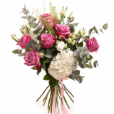 Vedere de ansamblu a produsului Buchet cu lisianthus si trandafiri 'Purple Shades', varianta Premium, compusa din 3 crengute de eucalipt, 1 fir de lepidium, 7 trandafiri mov, 3 fire de lisianthus alb, o hortensie alba