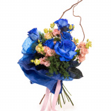 Vedere de ansamblu a produsului Buchet cu trandafiri albastri "Wow", varianta Standard, compusa din 5 trandafiri albastri, 3 fire de lisianthus somon, 3 crengute de asparagus umbelatus si 2 crengi de corylus