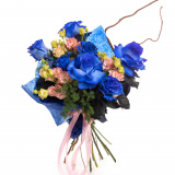 Vedere de ansamblu a produsului Buchet cu trandafiri albastri "Wow", varianta Deluxe, compusa din 7 trandafiri albastri, 3 fire de lisianthus somon, 3 crengute de asparagus umbelatus si 2 crengi de corylus