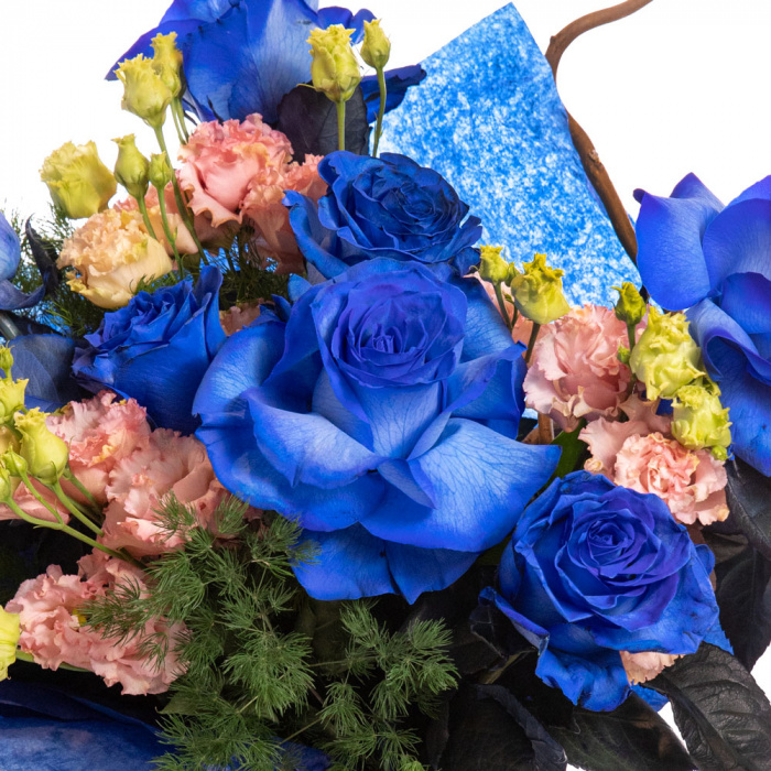 Detaliu de aproape cu florile din Buchet cu trandafiri albastri "Wow", varianta Deluxe, compusa din 7 trandafiri albastri, 3 fire de lisianthus somon, 3 crengute de asparagus umbelatus si 2 crengi de corylus