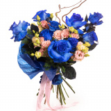 Vedere de ansamblu a produsului Buchet cu trandafiri albastri "Wow", varianta Premium, compusa din 9 trandafiri albastri, 4 fire de lisianthus somon, 3 crengute de asparagus umbelatus si 2 crengi de corylus