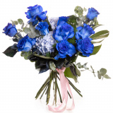 Vedere de ansamblu a produsului Buchet cu trandafiri albastri, varianta Premium, compusa din 11 trandafiri albastri, 3 crengute de eucalipt, 1 frunza de monstera, 2 flori de hydrangea albastra, 2 crengute de asparagus umbelatus