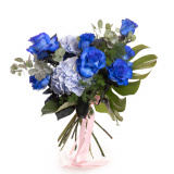 Vedere de ansamblu a produsului Buchet cu trandafiri albastri, varianta Standard, compusa din 7 trandafiri albastri, 3 crengute de eucalipt, 1 frunza de monstera, 2 flori de hydrangea albastra, 2 crengute de asparagus umbelatus