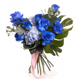 Vedere de ansamblu a produsului Buchet cu trandafiri albastri, varianta Deluxe, compusa din 9 trandafiri albastri, 3 crengute de eucalipt, 1 frunza de monstera, 2 flori de hydrangea albastra, 2 crengute de asparagus umbelatus