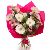 Vedere de ansamblu a produsului Buchet gerbera, minirosa, lisianthus, varianta Premium, compus din 7 gerbera albe, 2 fire de lisianthus roz, 4 trandafiri ramificati roz, 3 crengute de asparagus umbelatus, 2 crengute de eucalipt
