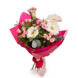 Vedere de ansamblu a produsului Buchet gerbera, minirosa, lisianthus, varianta Standard, compus din 3 gerbera albe, 2 fire de lisianthus roz, 3 trandafiri ramificati roz, 3 crengute de asparagus umbelatus, 2 crengute de eucalipt