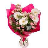 Vedere de ansamblu a produsului Buchet gerbera, minirosa, lisianthus, varianta Deluxe, compus din 5 gerbera albe, 2 fire de lisianthus roz, 4 trandafiri ramificati roz, 3 crengute de asparagus umbelatus, 2 crengute de eucalipt