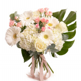 Vedere de ansamblu a produsului Buchet cu gerbera, trandafiri si monstera, varianta Deluxe, compus din 2 hortensii albe, 4 gerbera albe, 3 trandafiri albi, 3 trandafiri ramificati albi, 1 frunza de monstera si 3 crengute de eucalipt