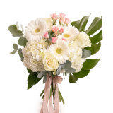 Vedere de ansamblu a produsului Buchet cu gerbera, trandafiri si monstera, varianta Standard, compus din 2 hortensii albe, 3 gerbera albe, 3 trandafiri albi, 2 trandafiri ramificati albi, 1 frunza de monstera si 3 crengute de eucalipt