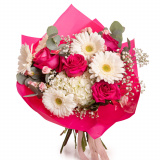 Vedere de ansamblu a produsului Buchet din trandafiri si gerbera, varianta Premium, compus din 5 trandafiri pink floyd, 2 trandafiri ramificati roz, 2 gypsophila, 1 hortensie promo, 5 gerbere albe si 4 crengute de eucalipt