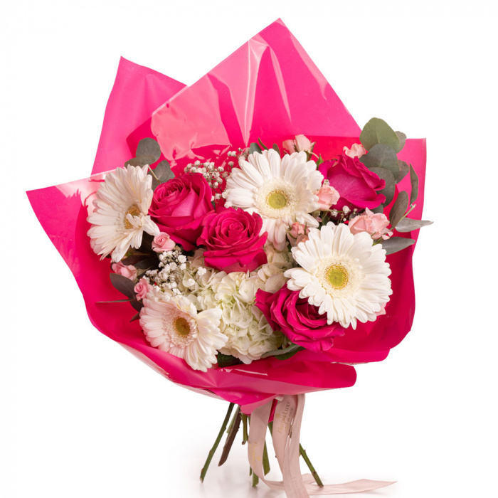 Vedere de ansamblu a produsului Buchet din trandafiri si gerbera, varianta Deluxe, compus din 4 trandafiri pink floyd, 2 trandafiri ramificati roz, 1 gypsophila, 1 hortensie promo, 4 gerbere albe si 4 crengute de eucalipt