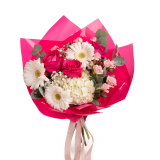 Vedere de ansamblu a produsului Buchet din trandafiri si gerbera, varianta Standard, compus din 3 trandafiri pink floyd, 2 trandafiri ramificati roz, 1 gypsophila, 1 hortensie promo, 3 gerbere albe si 3 crengute de eucalipt