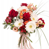Vedere de ansamblu a produsului Buchet cu trandafiri si gerbera, varianta Premium, compusa din 2 fire de lisianthus somon, 5 gerbera albe, 3 trandafiri rosii freedom, 2 trandafiri ramificati portocalii, 5 fire de beargrass, 2 crengute de eucalipt, 1 fir de gypsophila si 3 alstroemeria